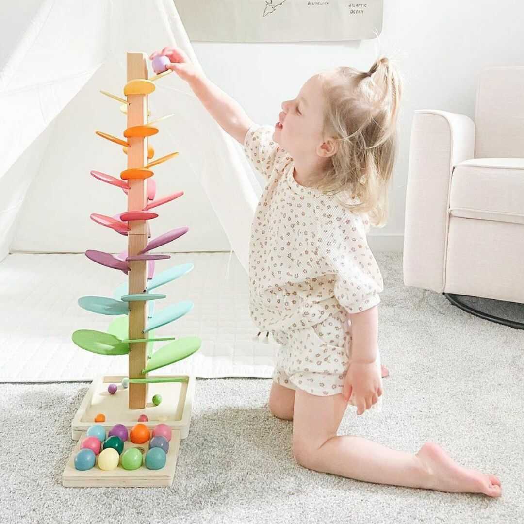 Montessori Rainbow Knikkerbaum wykonany z zabawki z drewna przez 2 lata w celu promowania doskonałych umiejętności motorycznych i nauki słuchowej
