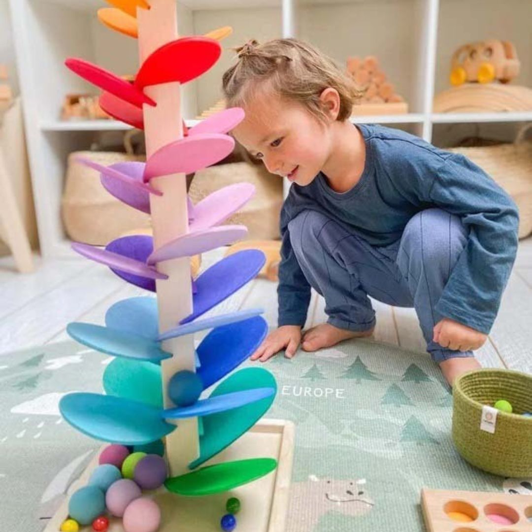 Montessori Rainbow Knikkerbaum wykonany z zabawki z drewna przez 2 lata w celu promowania doskonałych umiejętności motorycznych i nauki słuchowej