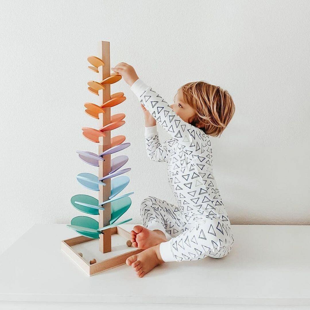 Montessori Rainbow Knikkerbaum wykonany z zabawki z drewna przez 2 lata w celu promowania doskonałych umiejętności motorycznych i nauki słuchowej