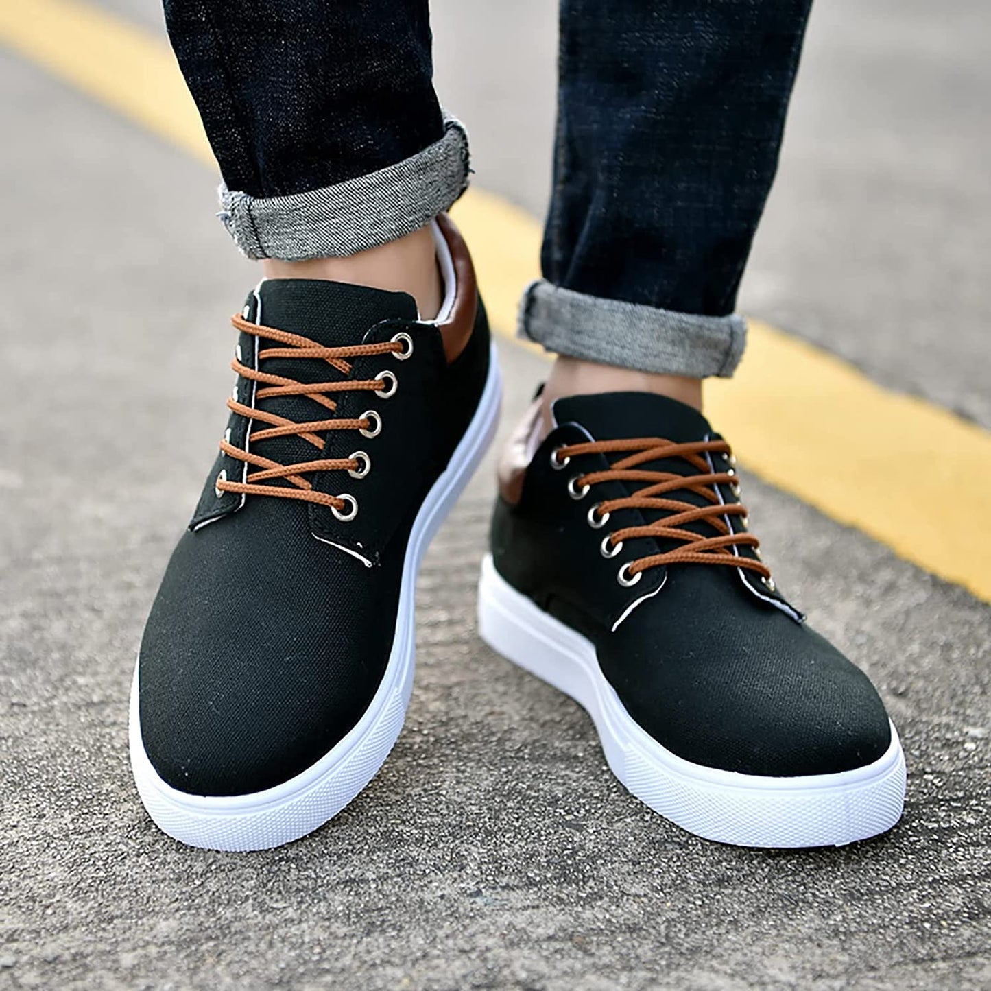Niski sneaker mężczyźni wykonani z oddychającego materiału z wyściełanym kołnierzem i elastycznym sznurowaniem - idealne do życia codziennego