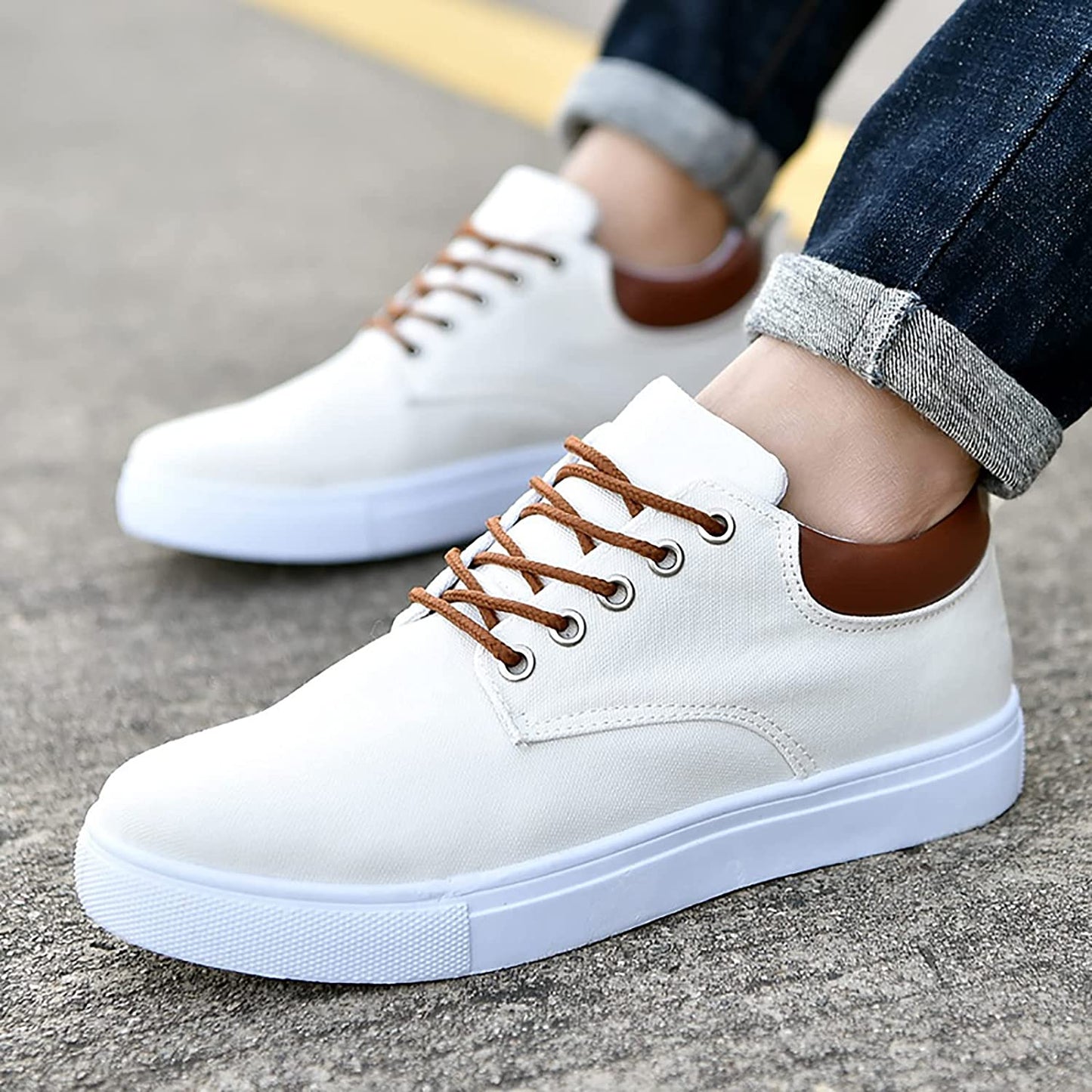 Niski sneaker mężczyźni wykonani z oddychającego materiału z wyściełanym kołnierzem i elastycznym sznurowaniem - idealne do życia codziennego
