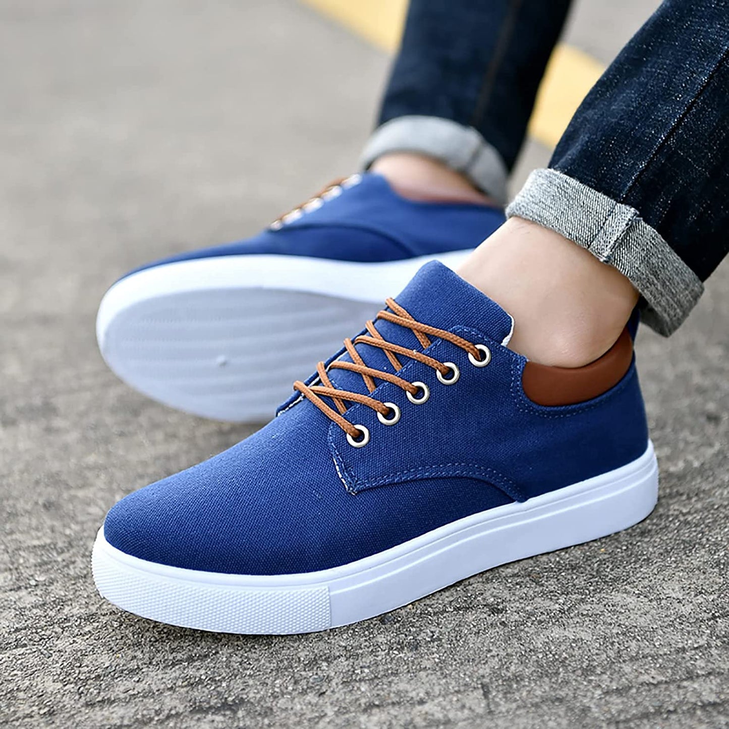 Niski sneaker mężczyźni wykonani z oddychającego materiału z wyściełanym kołnierzem i elastycznym sznurowaniem - idealne do życia codziennego