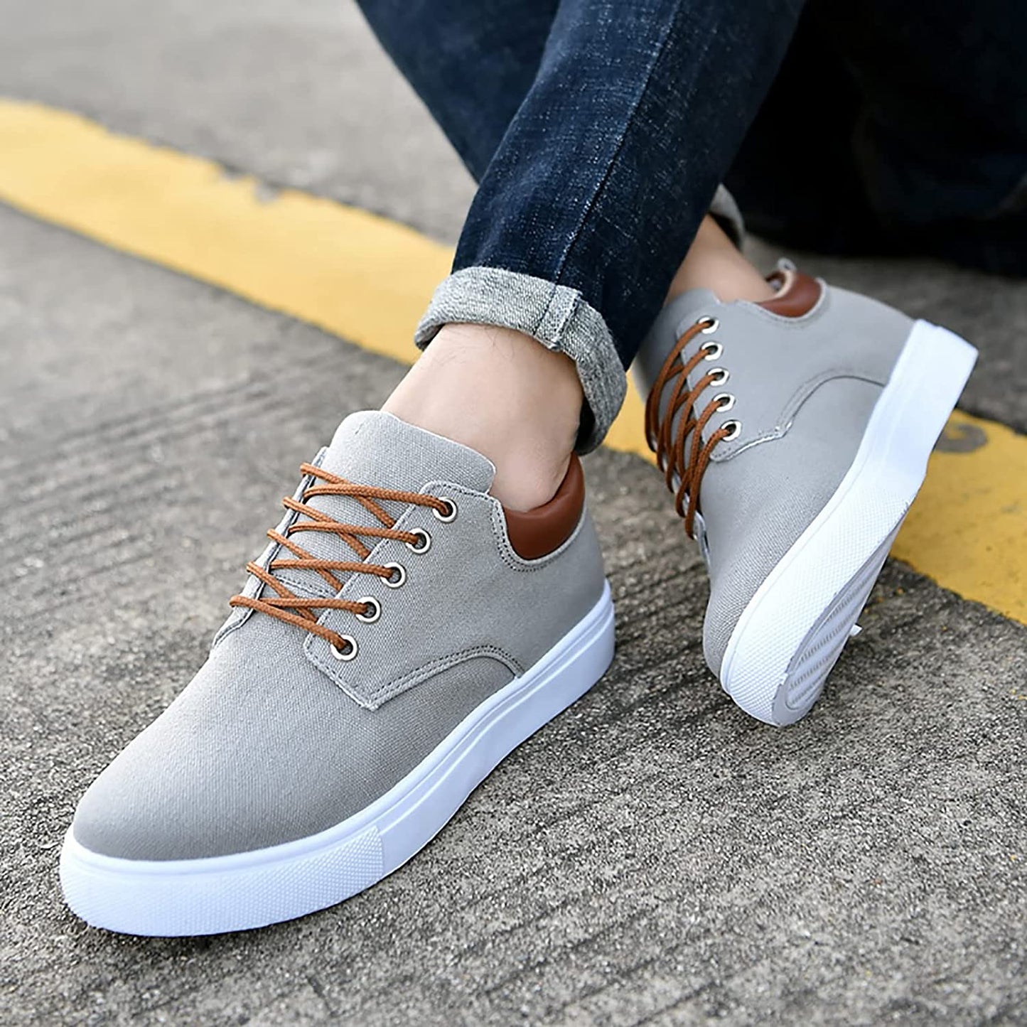 Niski sneaker mężczyźni wykonani z oddychającego materiału z wyściełanym kołnierzem i elastycznym sznurowaniem - idealne do życia codziennego