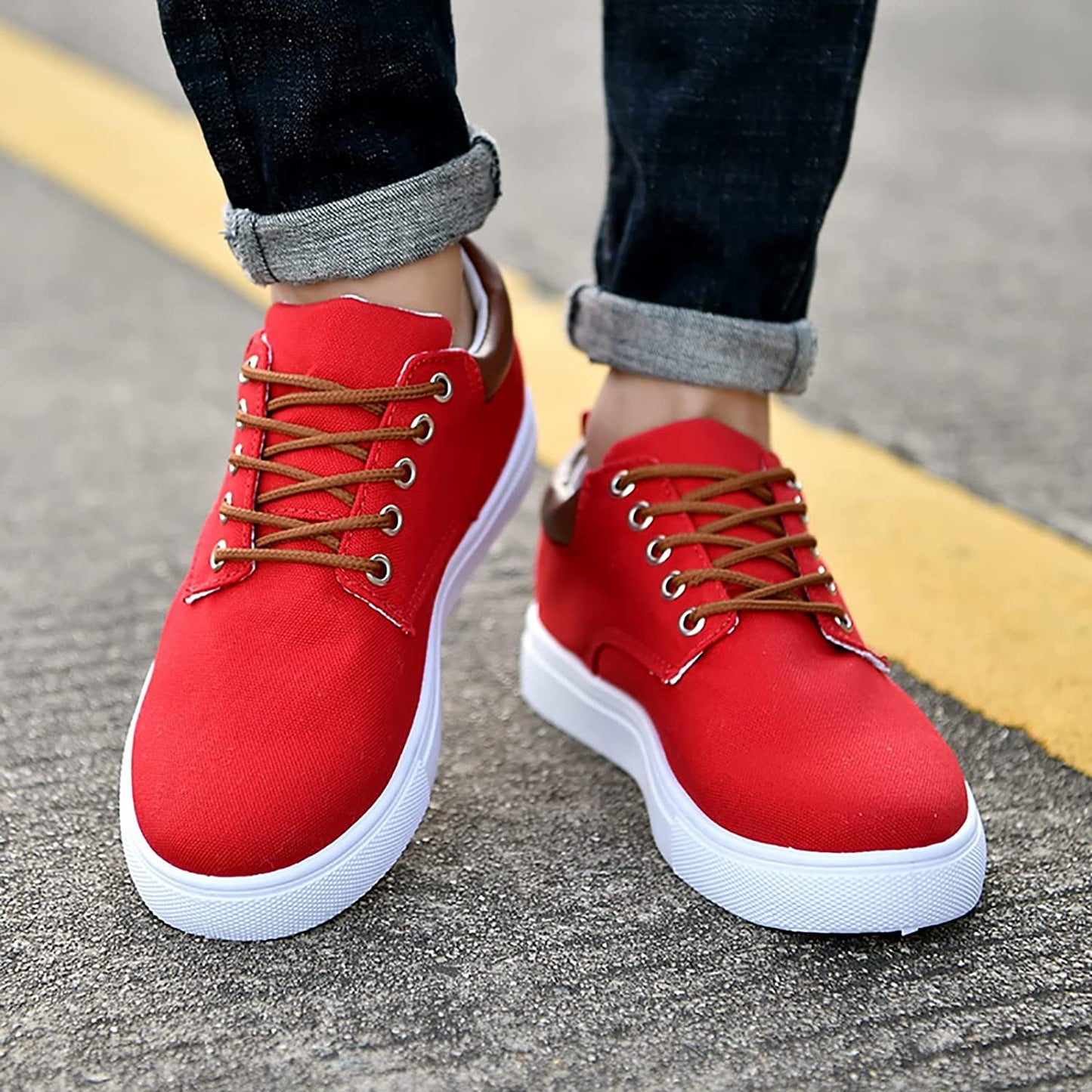 Niski sneaker mężczyźni wykonani z oddychającego materiału z wyściełanym kołnierzem i elastycznym sznurowaniem - idealne do życia codziennego
