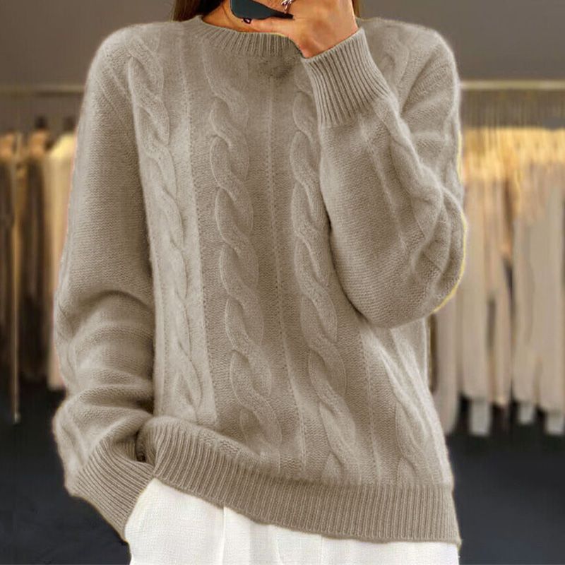 Sweter damski z warkoczowym splotem – wzór warkoczowy – okrągły dekolt – miękki materiał