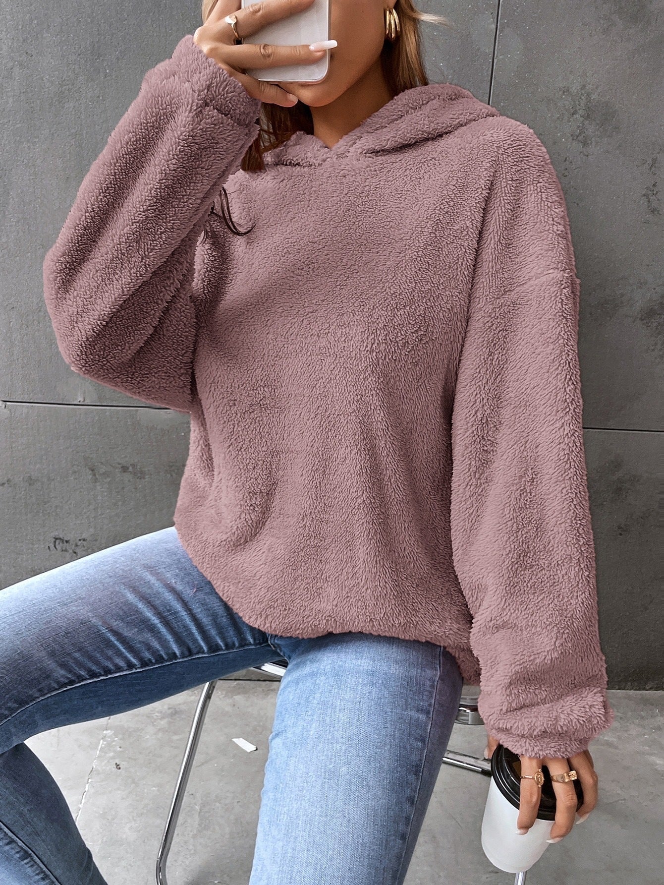 Bluza z kapturem damska – wkładana przez głowę – krótki fason – luźny krój – długie rękawy