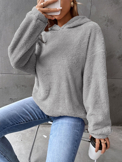 Bluza z kapturem damska – wkładana przez głowę – krótki fason – luźny krój – długie rękawy