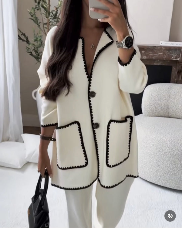 Dwuczęściowy komplet damski – mieszanka wełny – luźny krój – kontrastowe wykończenia – kieszenie naszywane