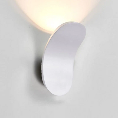 Elegancka lampa ścienna w skandynawskiej metalowej lampie ściennej o wysokiej jakości do sypialni, kuchni i salonu, kompatybilna z LED