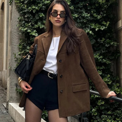 Kurtka damska vintage z brązowego zamszu – odzież wierzchnia na jesień i zimę