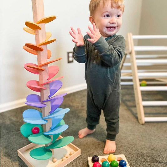 Montessori Rainbow Knikkerbaum wykonany z zabawki z drewna przez 2 lata w celu promowania doskonałych umiejętności motorycznych i nauki słuchowej