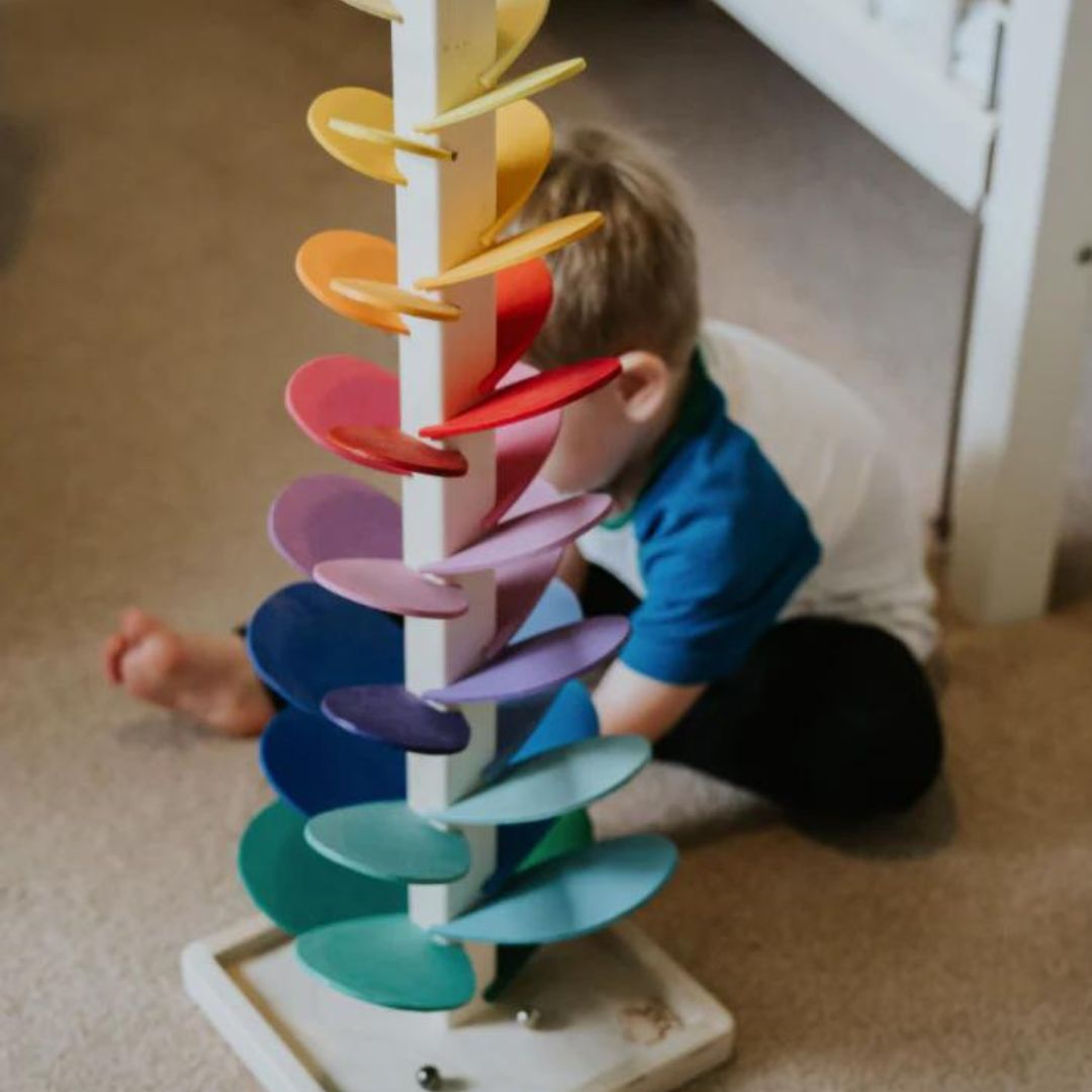 Montessori Rainbow Knikkerbaum wykonany z zabawki z drewna przez 2 lata w celu promowania doskonałych umiejętności motorycznych i nauki słuchowej