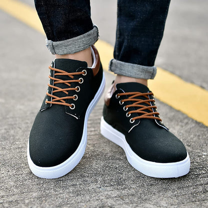 Niski sneaker mężczyźni wykonani z oddychającego materiału z wyściełanym kołnierzem i elastycznym sznurowaniem - idealne do życia codziennego