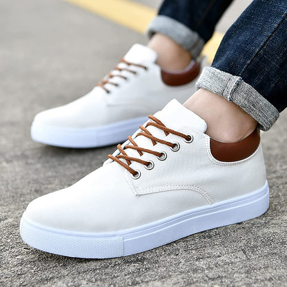 Niski sneaker mężczyźni wykonani z oddychającego materiału z wyściełanym kołnierzem i elastycznym sznurowaniem - idealne do życia codziennego