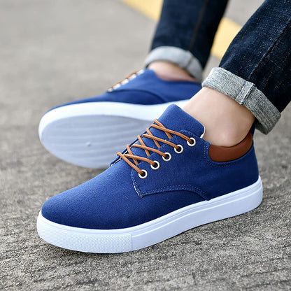 Niski sneaker mężczyźni wykonani z oddychającego materiału z wyściełanym kołnierzem i elastycznym sznurowaniem - idealne do życia codziennego