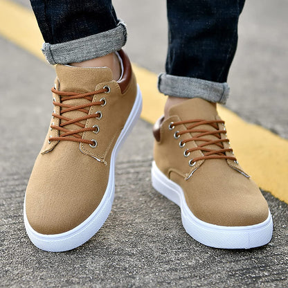 Niski sneaker mężczyźni wykonani z oddychającego materiału z wyściełanym kołnierzem i elastycznym sznurowaniem - idealne do życia codziennego