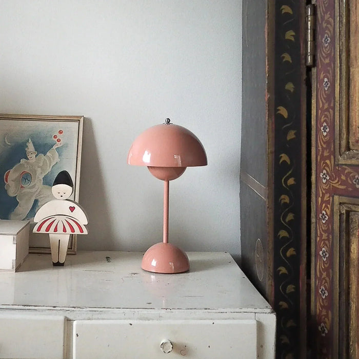 Ściemna lampa stołowa LED - elegancka bezprzewodowa lampa stołowa w nowoczesnym projekcie domu i biura