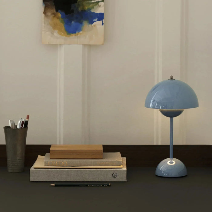 Ściemna lampa stołowa LED - elegancka bezprzewodowa lampa stołowa w nowoczesnym projekcie domu i biura