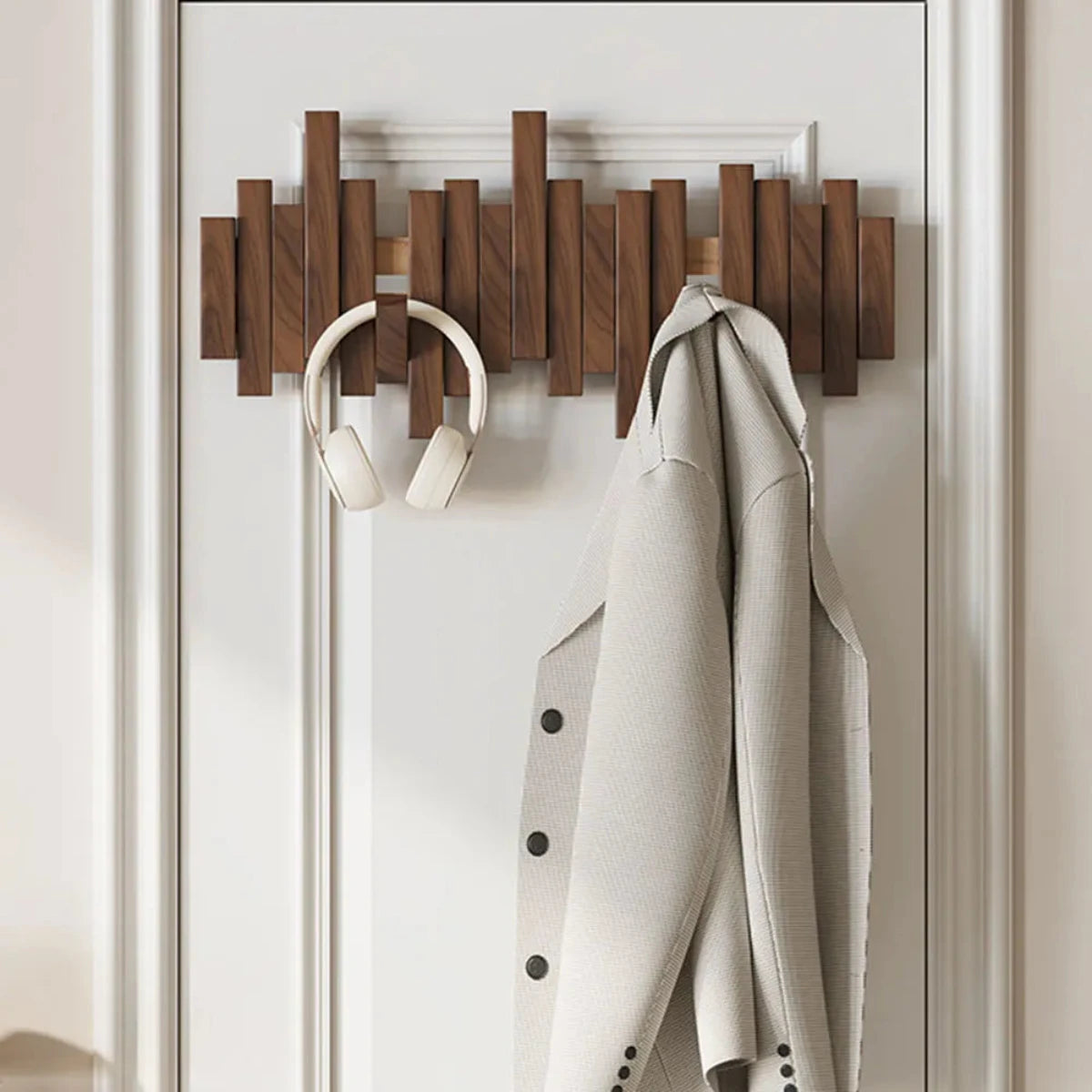 Wardroba ścienna - stylowe haczyki odzieżowe dla obszaru wejściowego, praktyczny i elegancki design