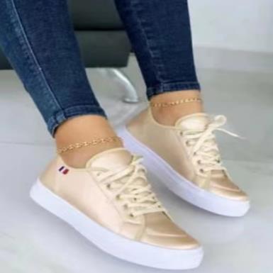 Buty koronkowe dla kobiet - codzienny styl z komfortem podeszwy
