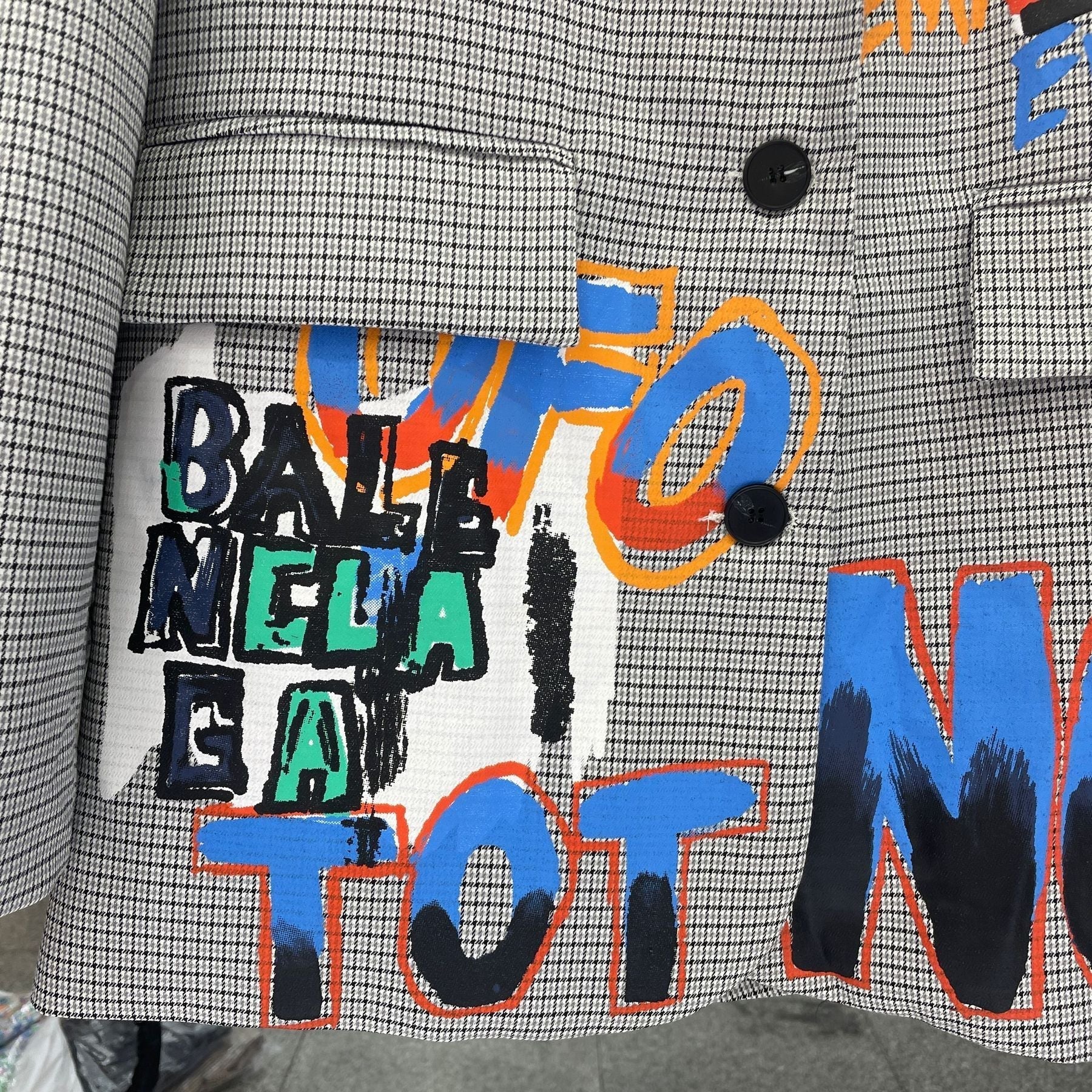 Damska marynarka w kratę z kolorowym nadrukiem graffiti | Yvette