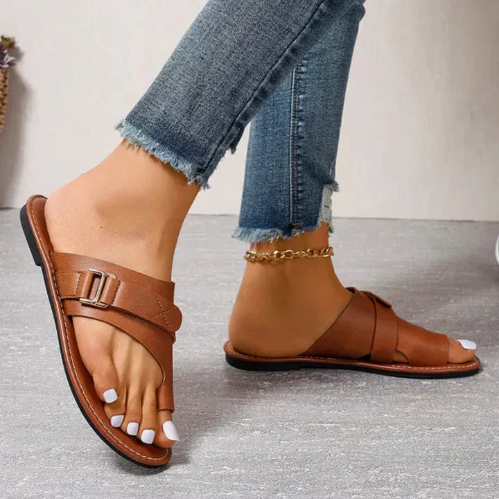 Damskie klapki z dużą klamrą i palcem w stylu casualowym | Liviana