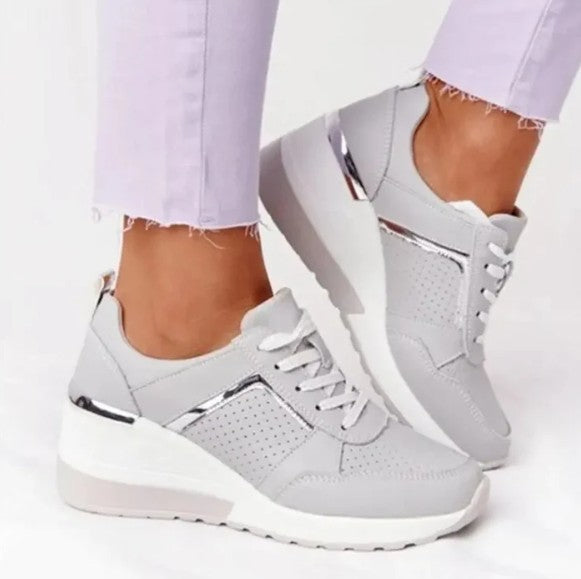 Damskie sneakersy na koturnie z perforacją i metalicznymi detalami | SkyLift