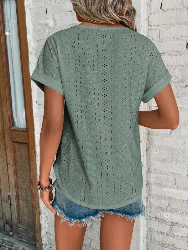 Elegancki T-shirt damski z ażurowym wzorem | Stylowy krój na lato | Beau